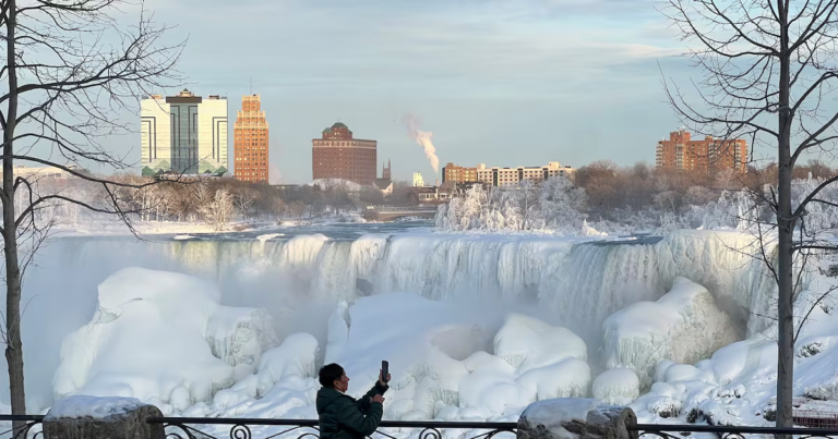 உறைந்த நயாகரா நதி குழுமிய சுற்றுலாப் பயணிகள்