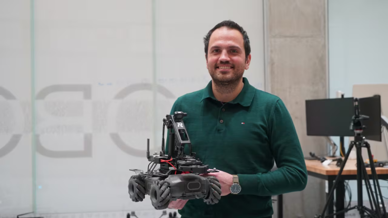 கனடாவில் இசையை வண்ண ஒளியாக மாற்றும் ரோபோக்கள்